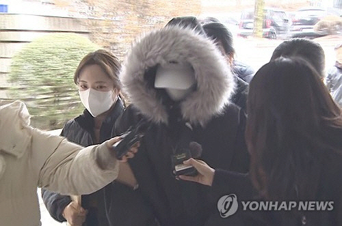 만취 상태로 운전하다 배달 오토바이를 몰던 50대 남성과 추돌 후 적절한 구호 조치를 하지 않았다는 논란이 불거진 20대 여성 안모씨가 5일 서울중앙지법에서 열린 특정범죄 가중처벌 등에 관한 법률 위반(위험운전치사) 혐의에 대한 구속 전 피의자 심문(영장실질심사)에 출석하고 있다. [연합뉴스TV 제공]